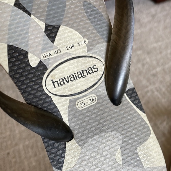 Like NEW Havaianas Gray Camo Flip Flops, Thongs, Grey Havaianas, size 6 - Picture 4 of 10